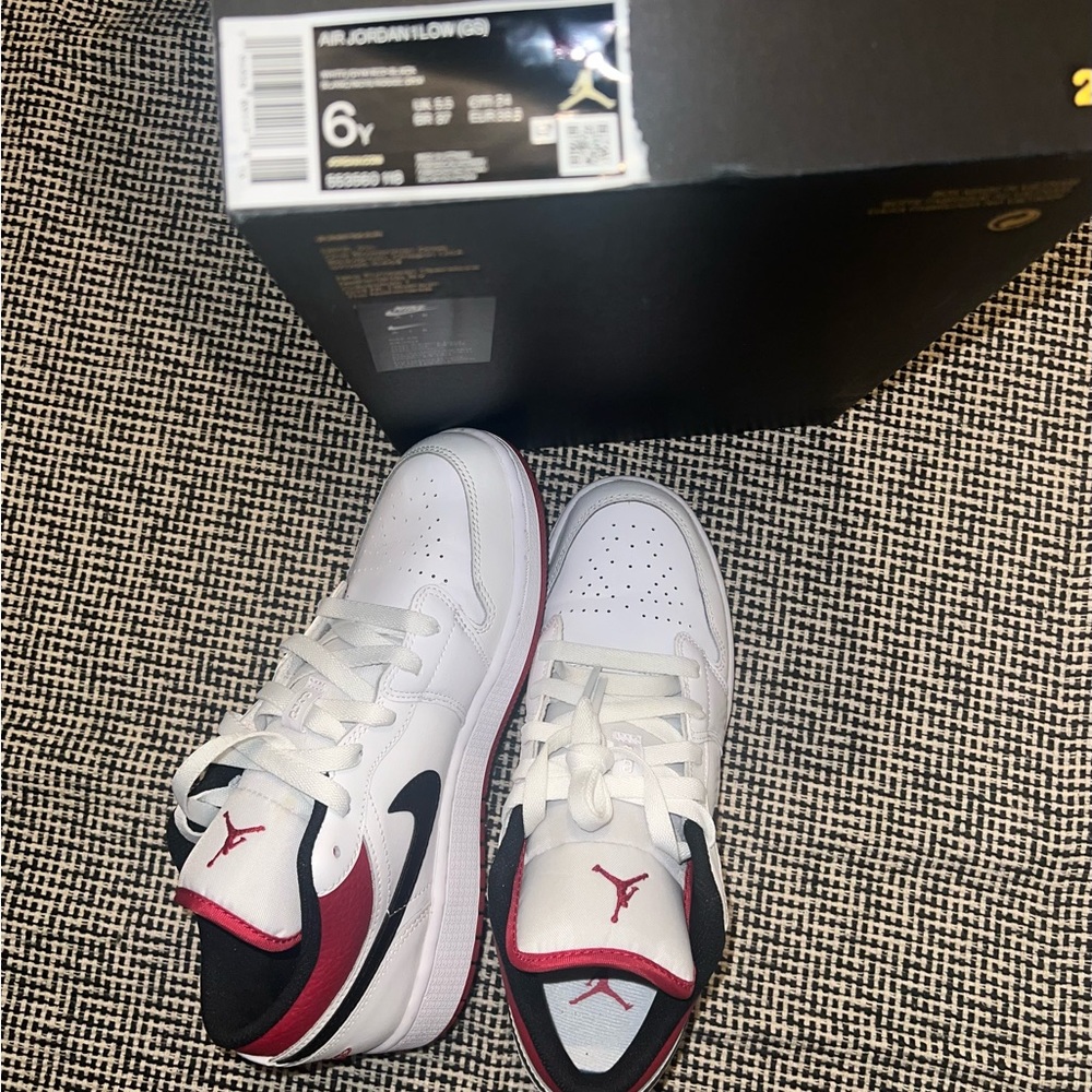 AIR JORDAN 1 LOW (GS)
Color: WHITE/GYM RED-BLACK
BLANC/NOIR/ROUGE GYM
Size: 6